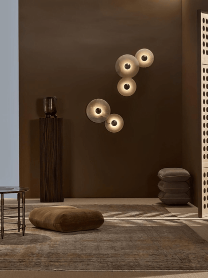 Wandlamp Minimalistisch met Ronde Albast Schijf en Bronzen Fitting