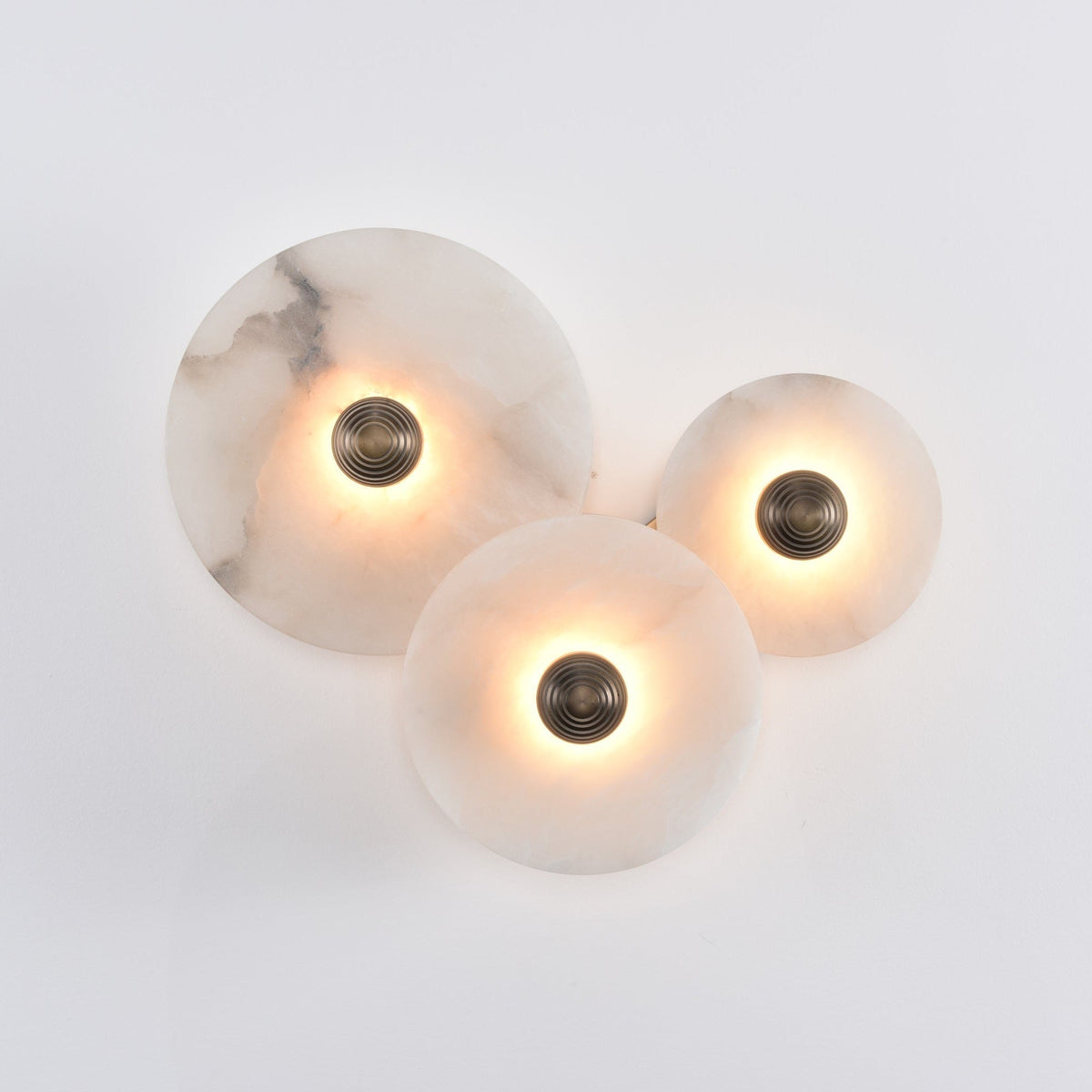 Wandlamp Minimalistisch met Ronde Albast Schijf en Bronzen Fitting