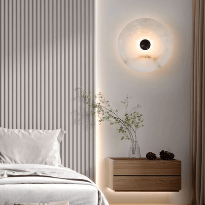 Wandlamp Minimalistisch met Ronde Albast Schijf en Bronzen Fitting