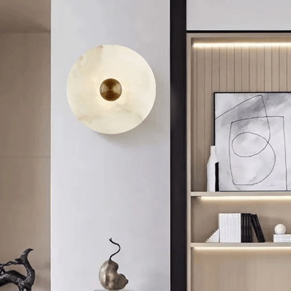 Wandlamp Minimalistisch met Ronde Albast Schijf en Bronzen Fitting