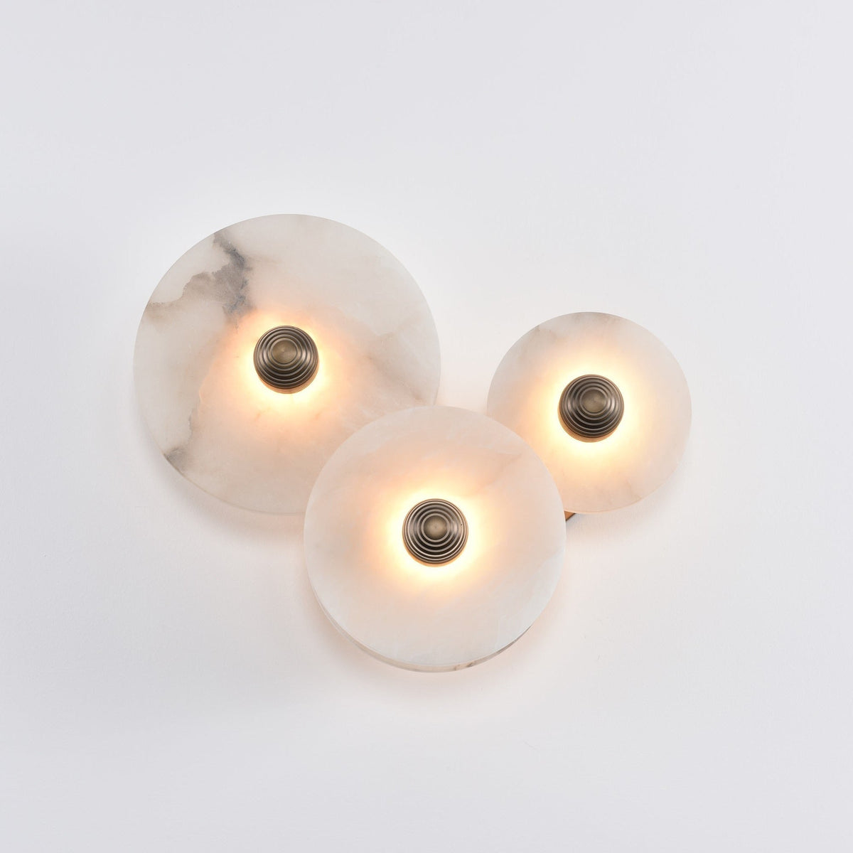 Wandlamp Minimalistisch met Ronde Albast Schijf en Bronzen Fitting