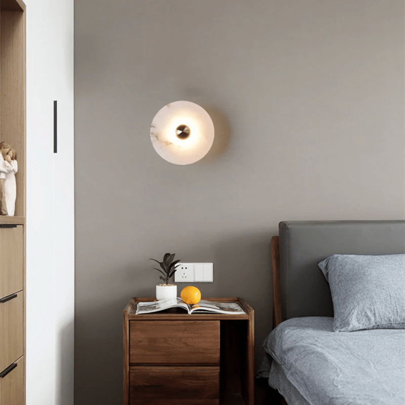 Wandlamp Minimalistisch met Ronde Albast Schijf en Bronzen Fitting