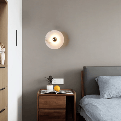 Wandlamp Minimalistisch met Ronde Albast Schijf en Bronzen Fitting