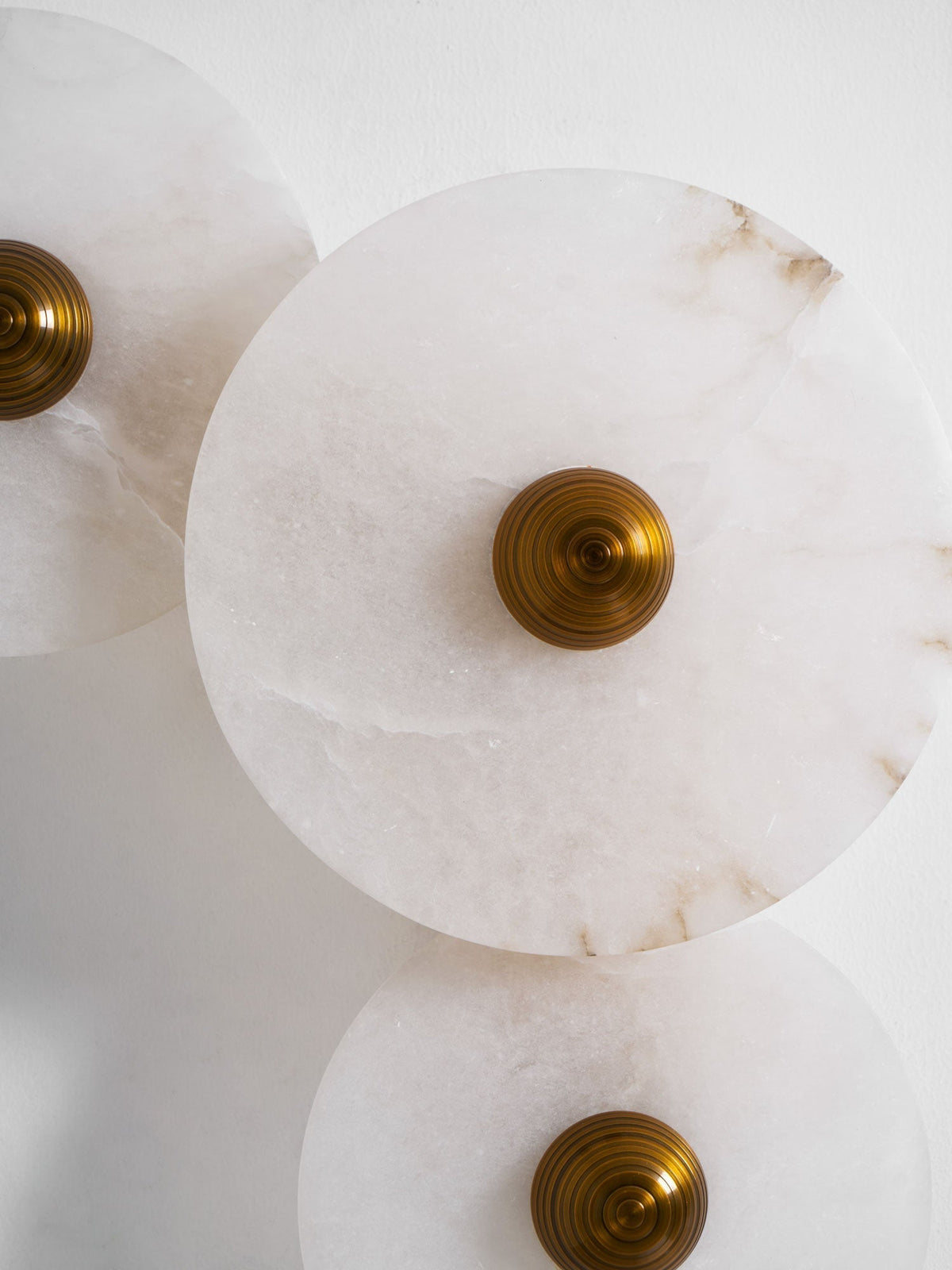 Wandlamp Minimalistisch met Ronde Albast Schijf en Bronzen Fitting