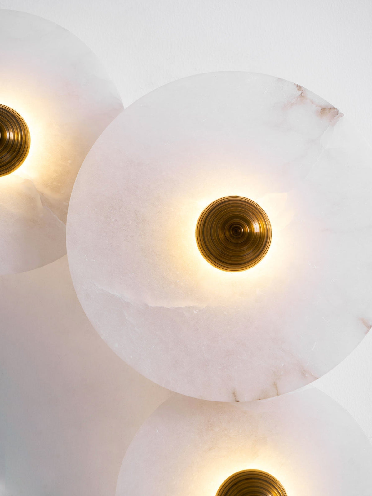 Wandlamp Minimalistisch met Ronde Albast Schijf en Bronzen Fitting