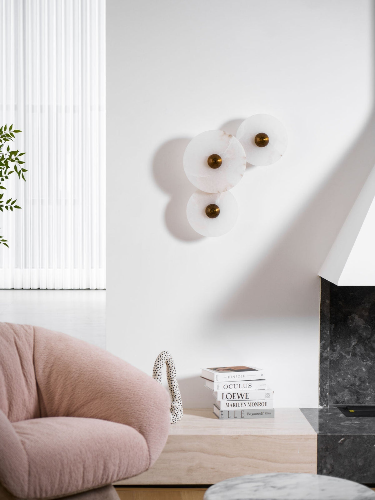 Wandlamp Minimalistisch met Ronde Albast Schijf en Bronzen Fitting
