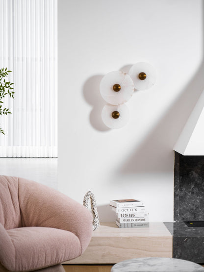 Wandlamp Minimalistisch met Ronde Albast Schijf en Bronzen Fitting