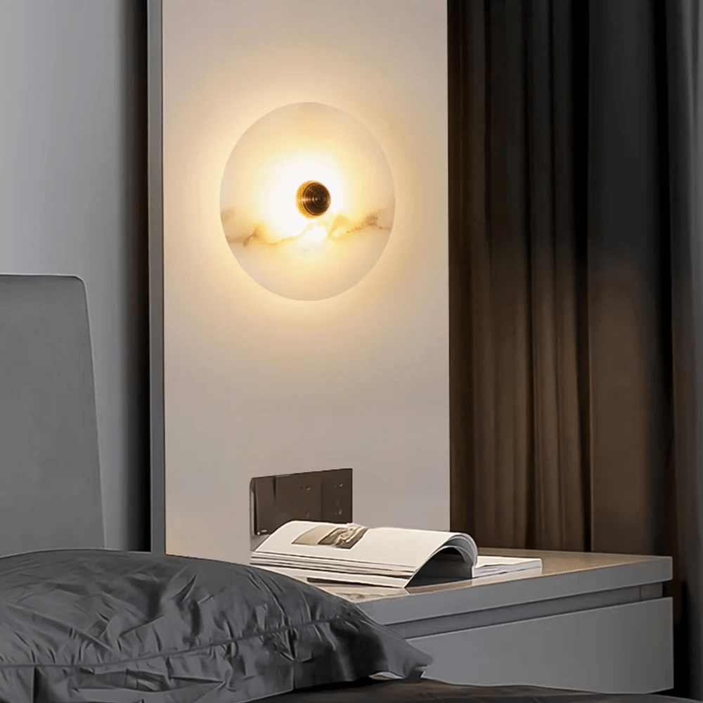 Wandlamp Minimalistisch met Ronde Albast Schijf en Bronzen Fitting