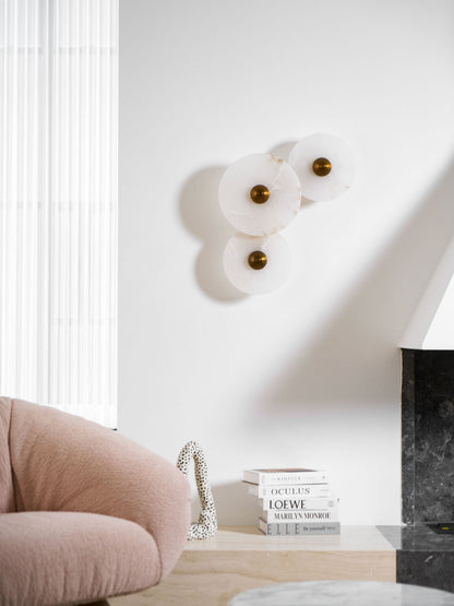 Wandlamp Minimalistisch met Ronde Albast Schijf en Bronzen Fitting