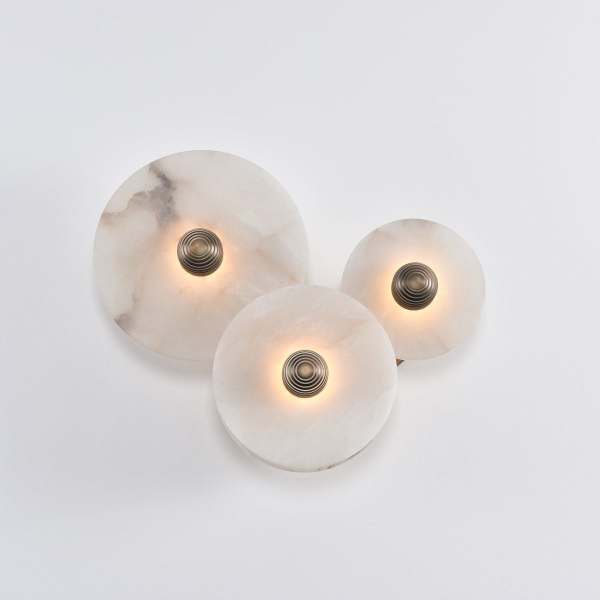 Wandlamp Minimalistisch met Ronde Albast Schijf en Bronzen Fitting