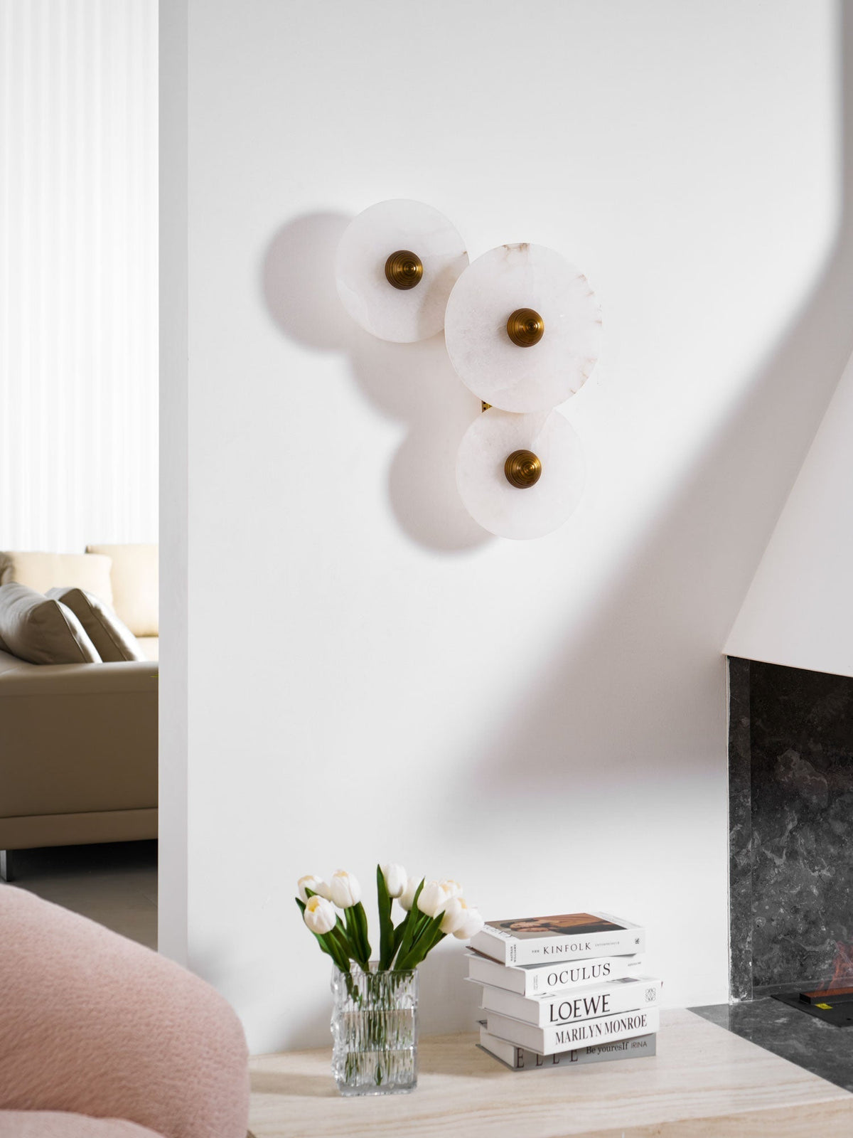 Wandlamp Minimalistisch met Ronde Albast Schijf en Bronzen Fitting