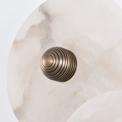 Wandlamp Minimalistisch met Ronde Albast Schijf en Bronzen Fitting