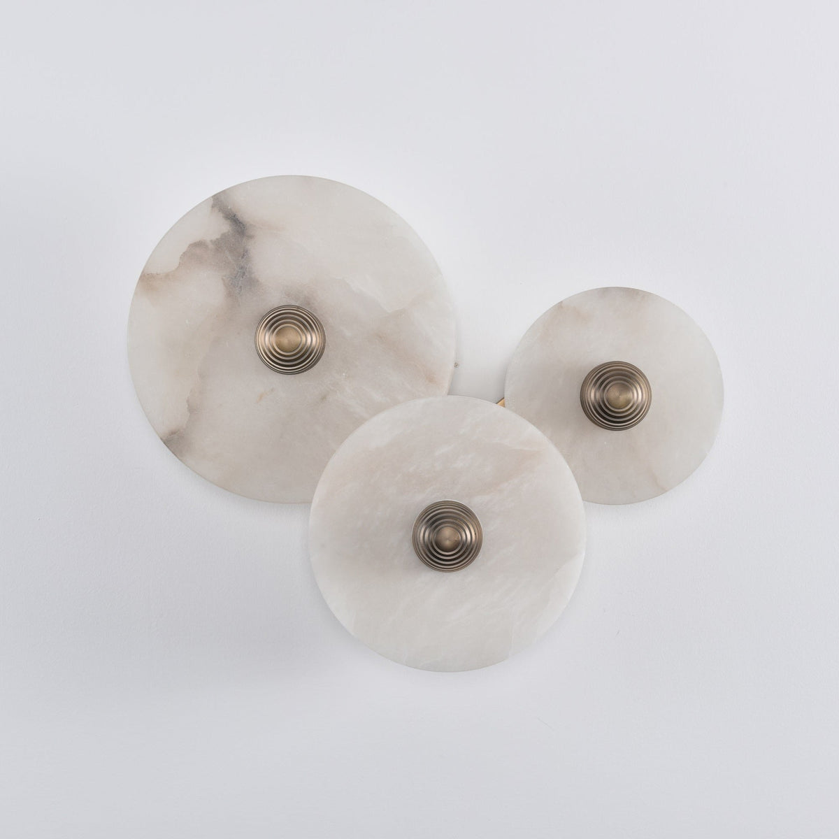 Wandlamp Minimalistisch met Ronde Albast Schijf en Bronzen Fitting