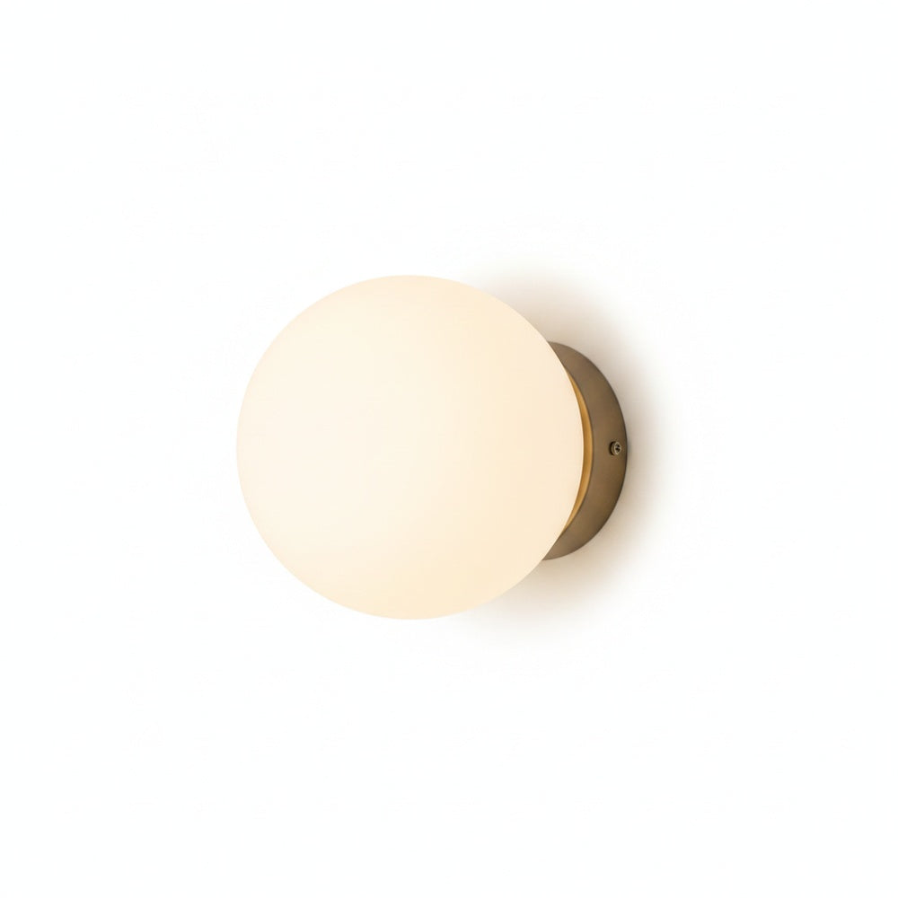 Wandlamp Minimalistisch met Ronde Opaalglassen Bol en IJzeren Basis