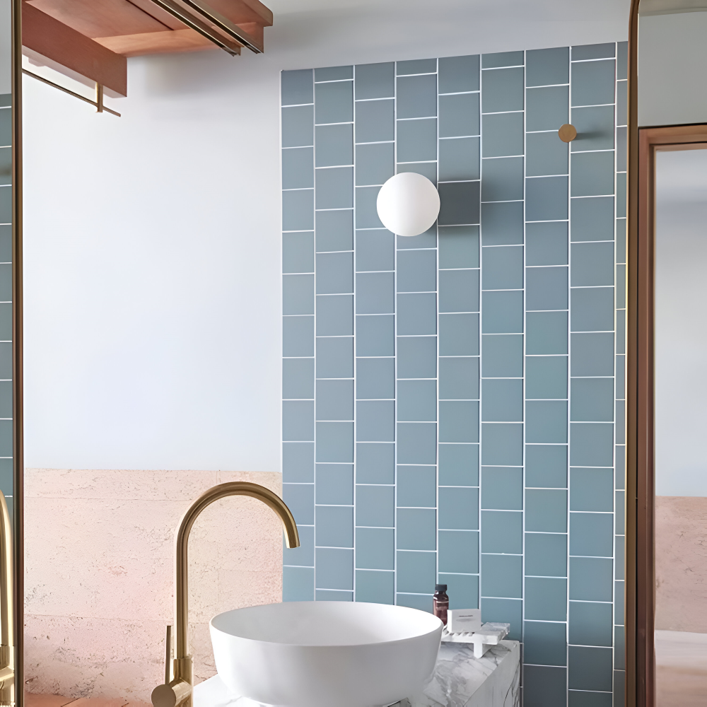 Wandlamp Minimalistisch met Ronde Opaalglassen Bol en IJzeren Basis