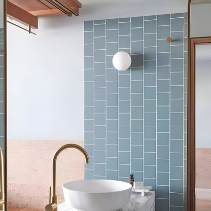 Wandlamp Minimalistisch met Ronde Opaalglassen Bol en IJzeren Basis