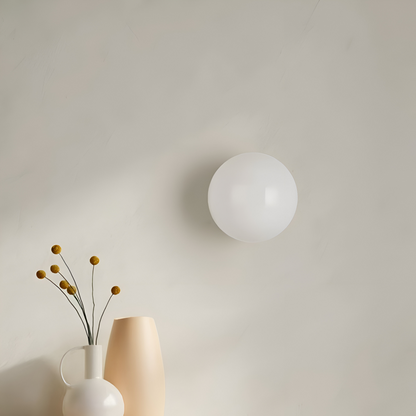 Wandlamp Minimalistisch met Ronde Opaalglassen Bol en IJzeren Basis
