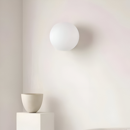 Wandlamp Minimalistisch met Ronde Opaalglassen Bol en IJzeren Basis
