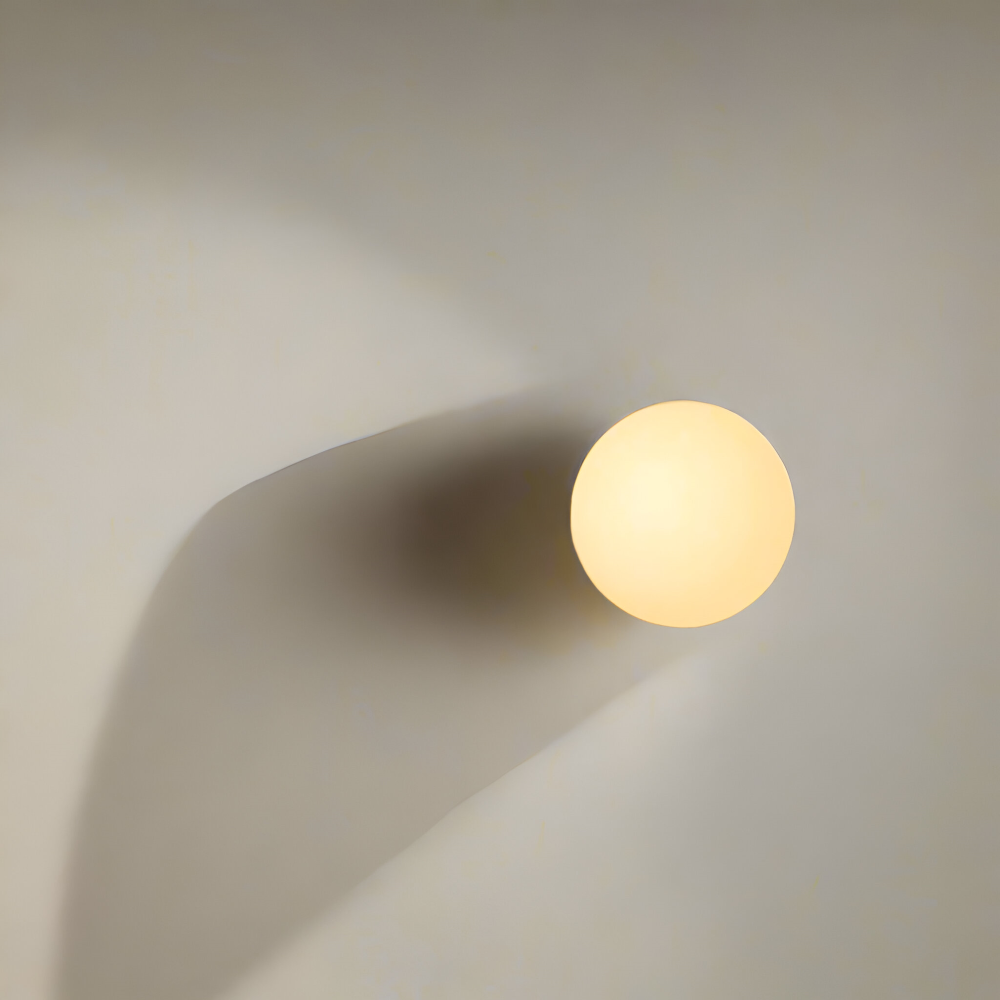 Wandlamp Minimalistisch met Ronde Opaalglassen Bol en IJzeren Basis