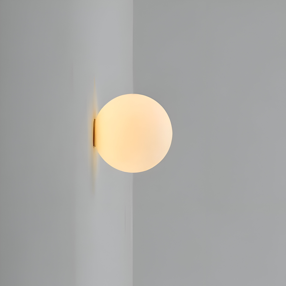 Wandlamp Minimalistisch met Ronde Opaalglassen Bol en IJzeren Basis