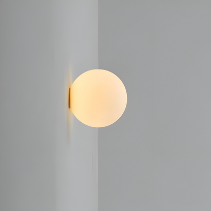 Wandlamp Minimalistisch met Ronde Opaalglassen Bol en IJzeren Basis