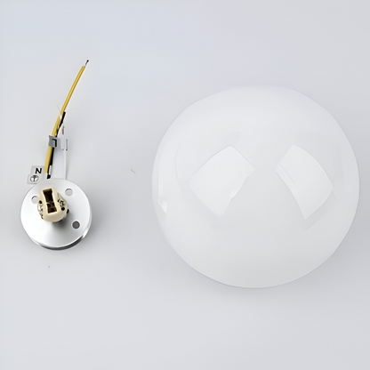 Wandlamp Minimalistisch met Ronde Opaalglassen Bol en IJzeren Basis