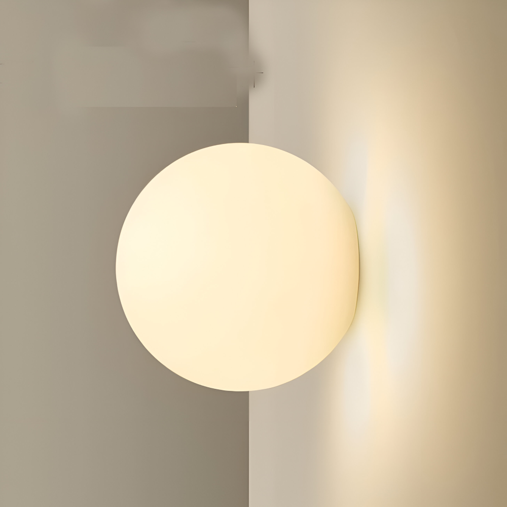 Wandlamp Minimalistisch met Ronde Opaalglassen Bol en IJzeren Basis