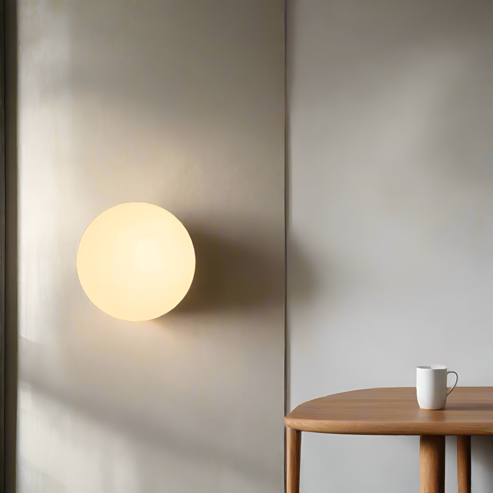 Wandlamp Minimalistisch met Ronde Opaalglassen Bol en IJzeren Basis