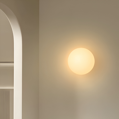 Wandlamp Minimalistisch met Ronde Opaalglassen Bol en IJzeren Basis