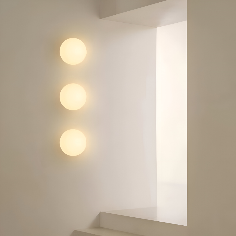 Wandlamp Minimalistisch met Ronde Opaalglassen Bol en IJzeren Basis