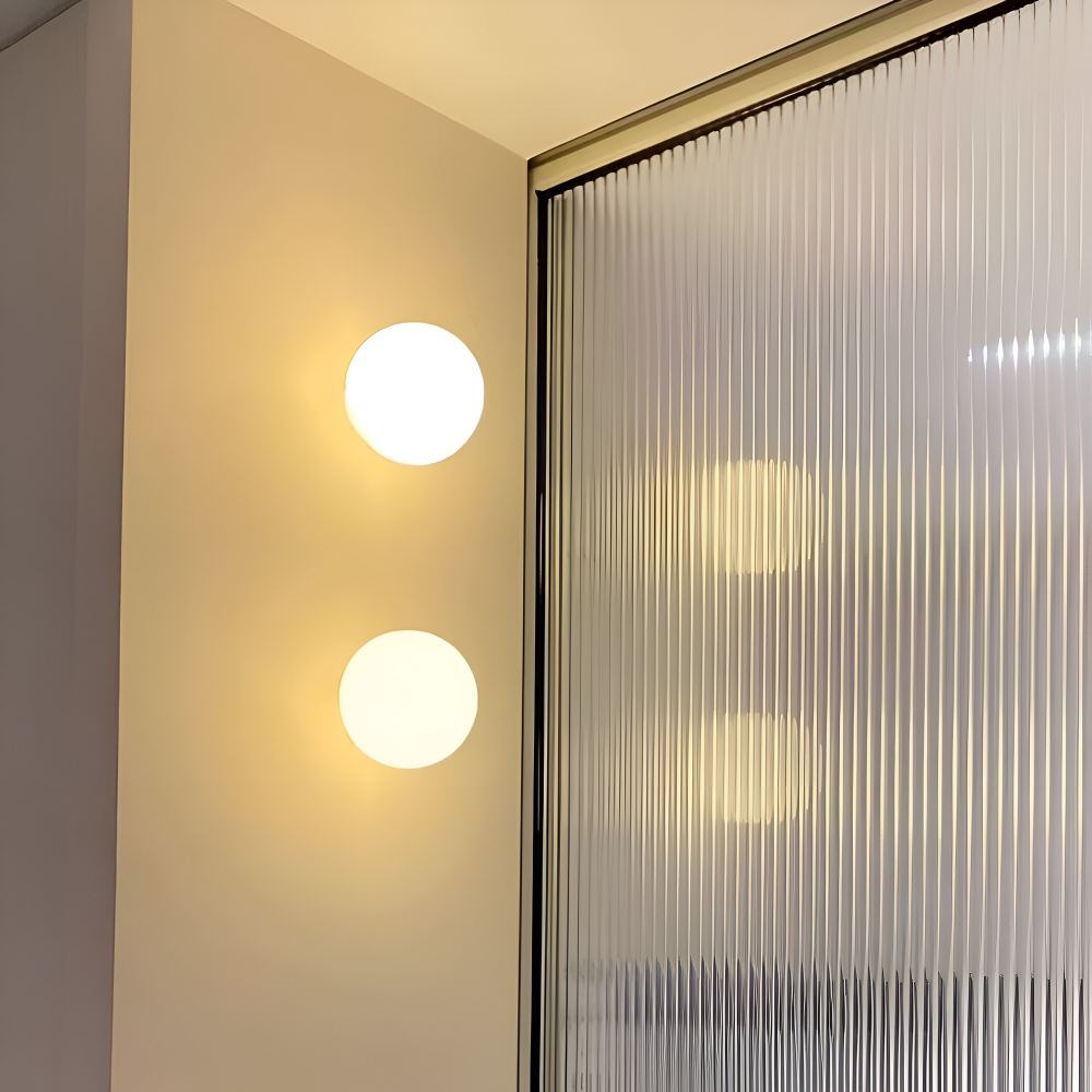 Wandlamp Minimalistisch met Ronde Opaalglassen Bol en IJzeren Basis