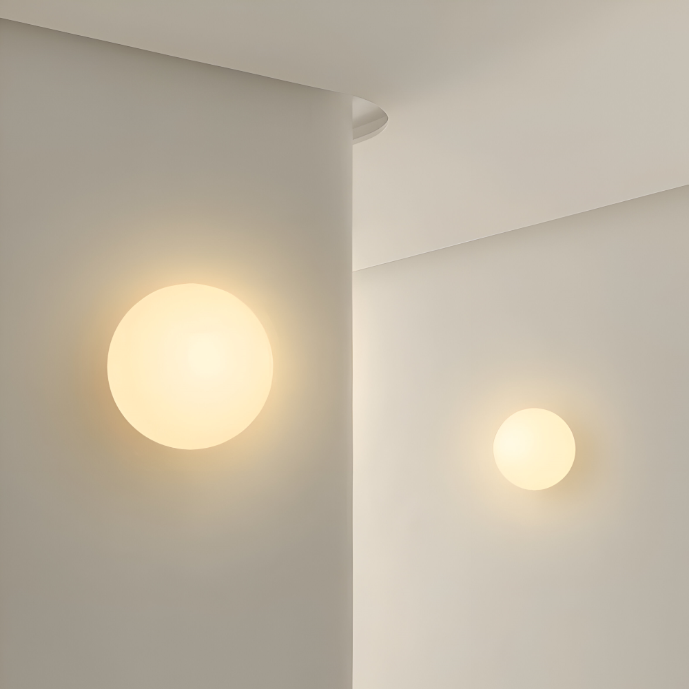 Wandlamp Minimalistisch met Ronde Opaalglassen Bol en IJzeren Basis