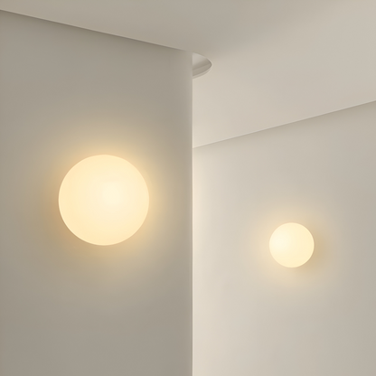 Wandlamp Minimalistisch met Ronde Opaalglassen Bol en IJzeren Basis