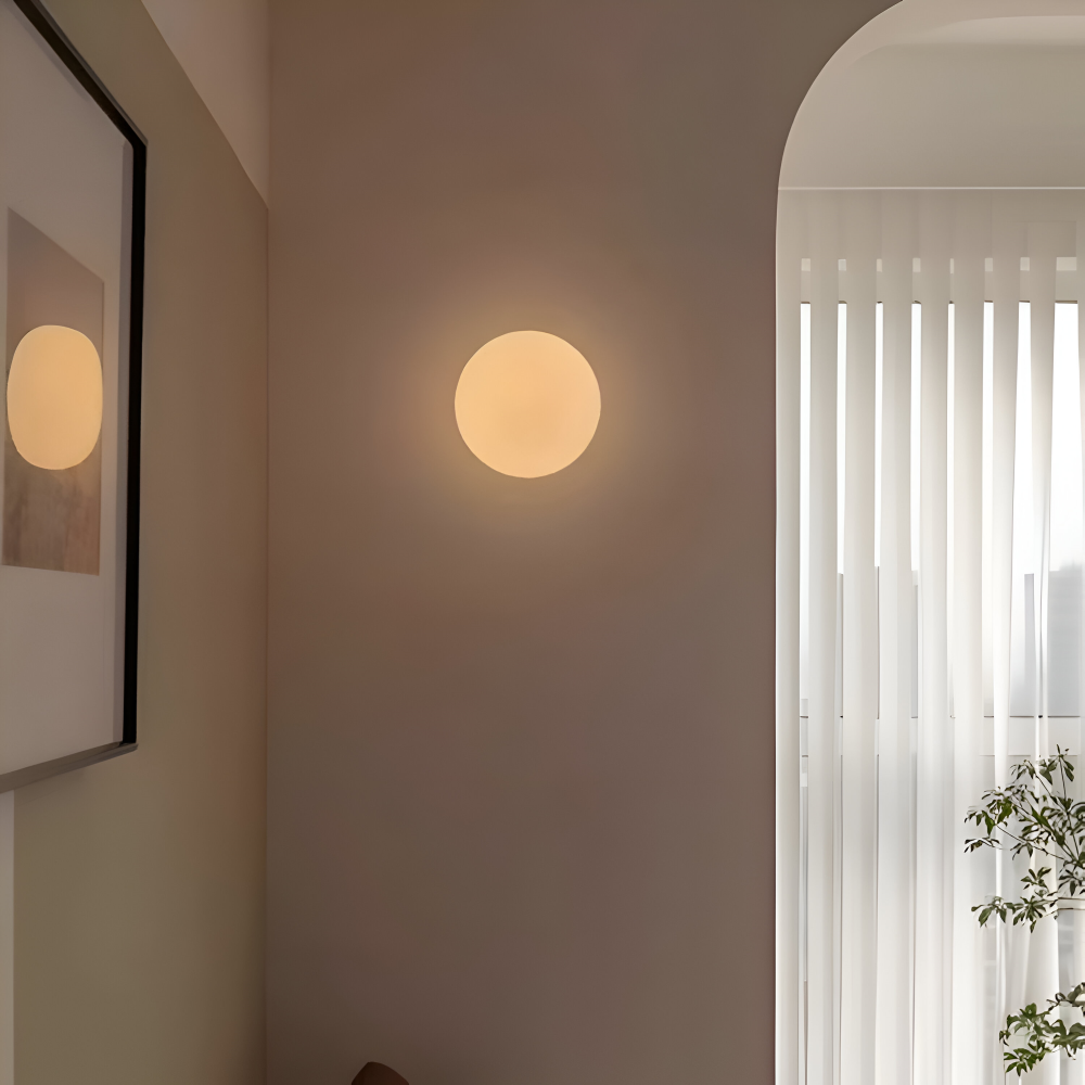Wandlamp Minimalistisch met Ronde Opaalglassen Bol en IJzeren Basis