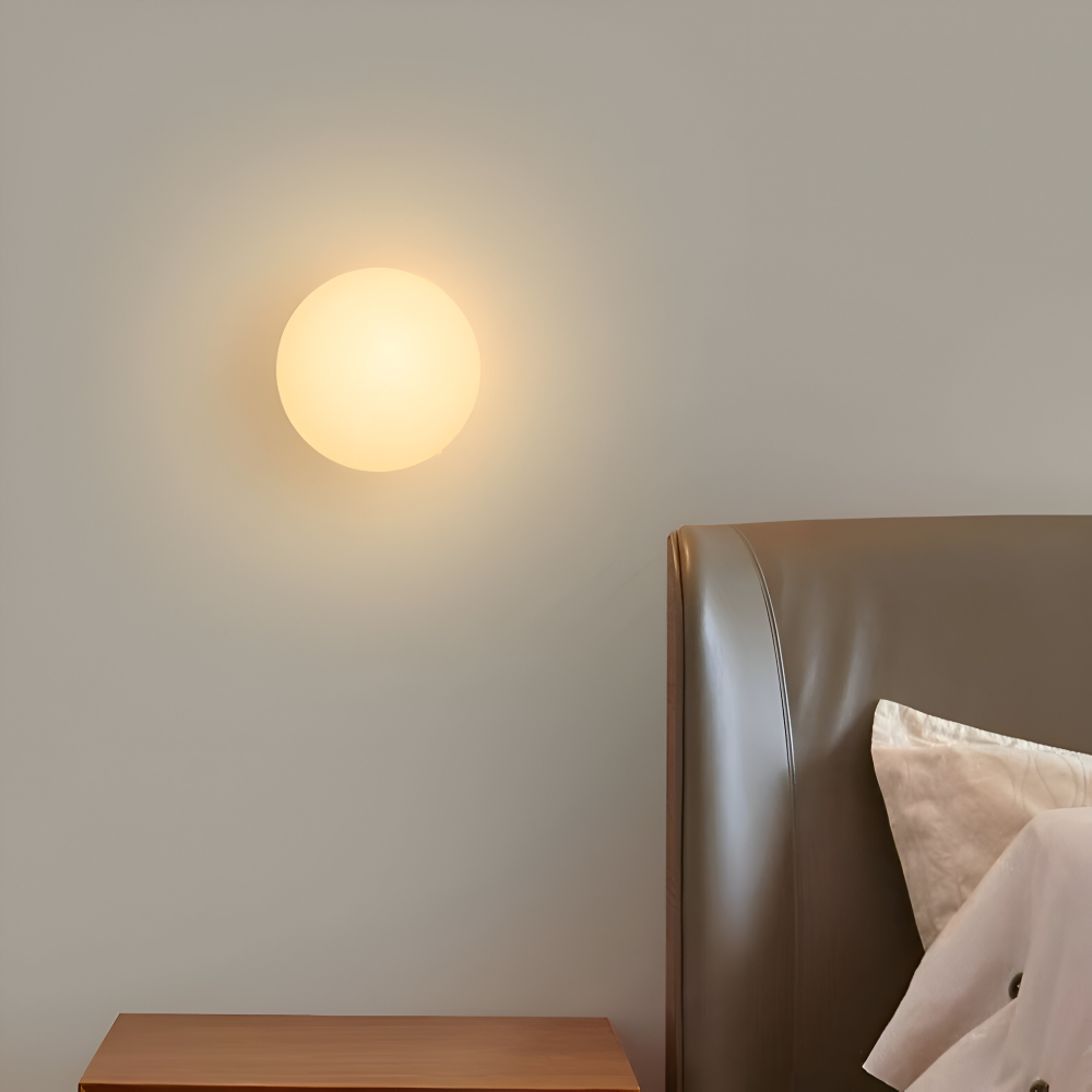 Wandlamp Minimalistisch met Ronde Opaalglassen Bol en IJzeren Basis