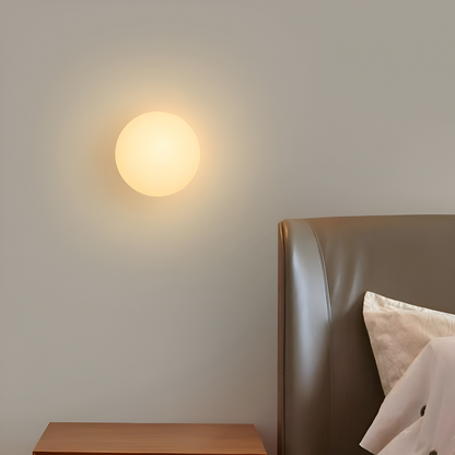 Wandlamp Minimalistisch met Ronde Opaalglassen Bol en IJzeren Basis