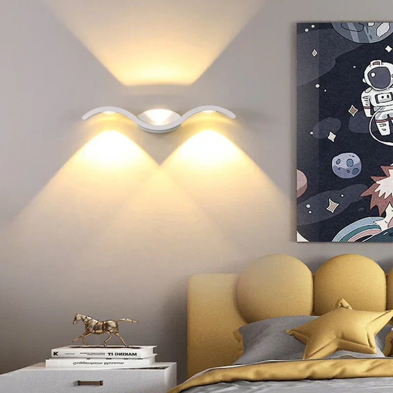 Wandlamp Modern LED met Golvend Design en Sfeervolle Lichtprojectie