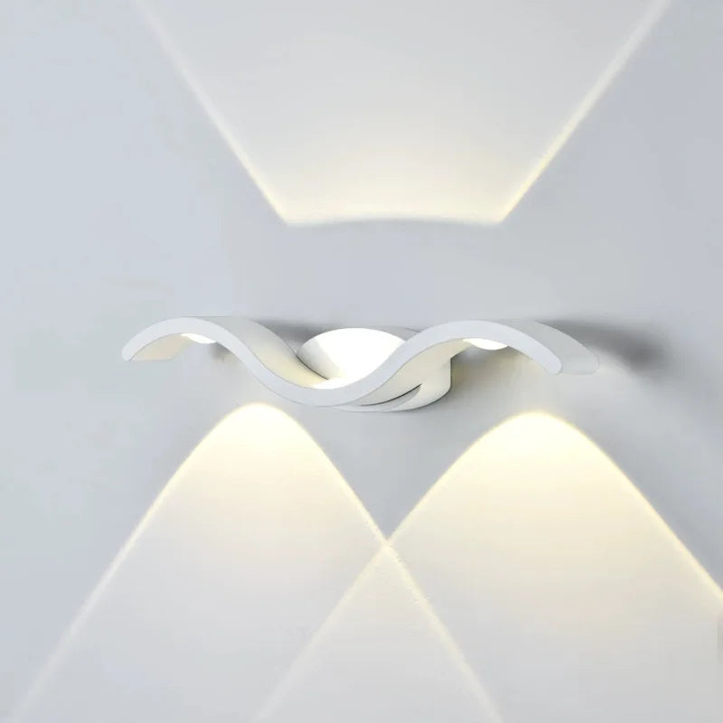 Wandlamp Modern LED met Golvend Design en Sfeervolle Lichtprojectie