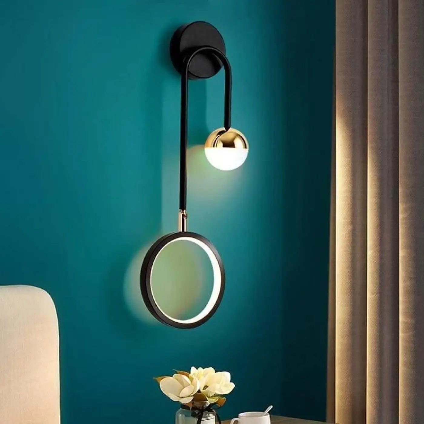 Wandlamp Modern met Bolvormige Spot en Verlichte Cirkelring