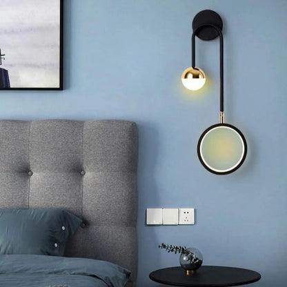 Wandlamp Modern met Bolvormige Spot en Verlichte Cirkelring