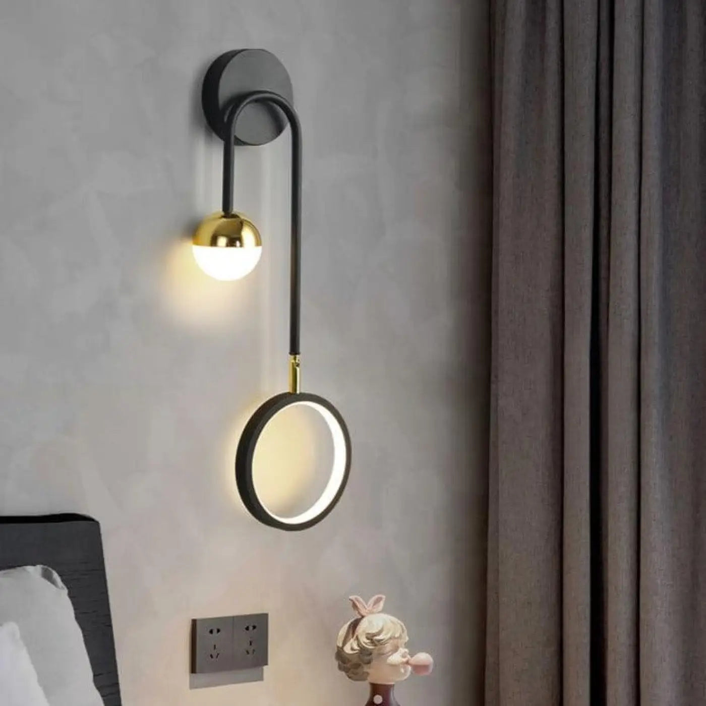 Wandlamp Modern met Bolvormige Spot en Verlichte Cirkelring