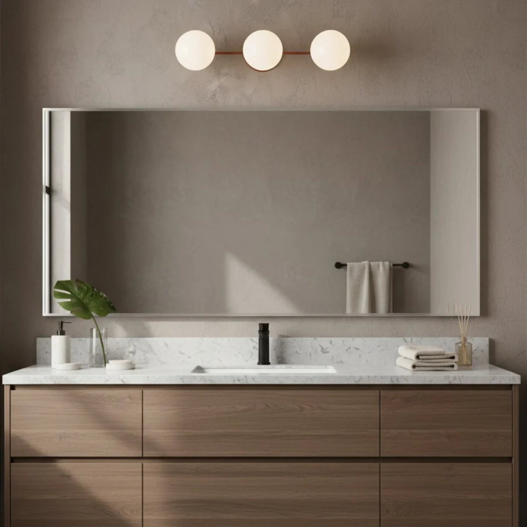 Wandlamp Modern met Drie Glazen Bollen en Metalen Frame