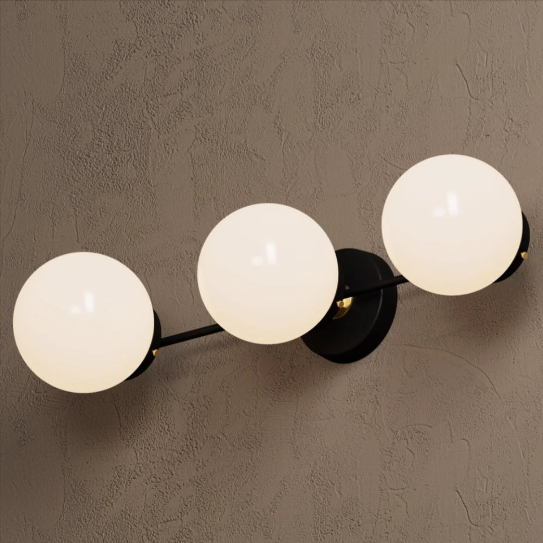 Wandlamp Modern met Drie Glazen Bollen en Metalen Frame