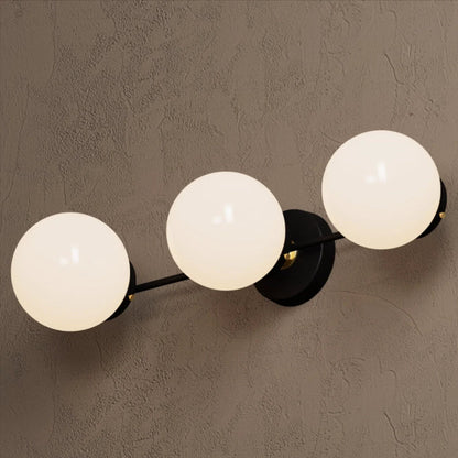 Wandlamp Modern met Drie Glazen Bollen en Metalen Frame