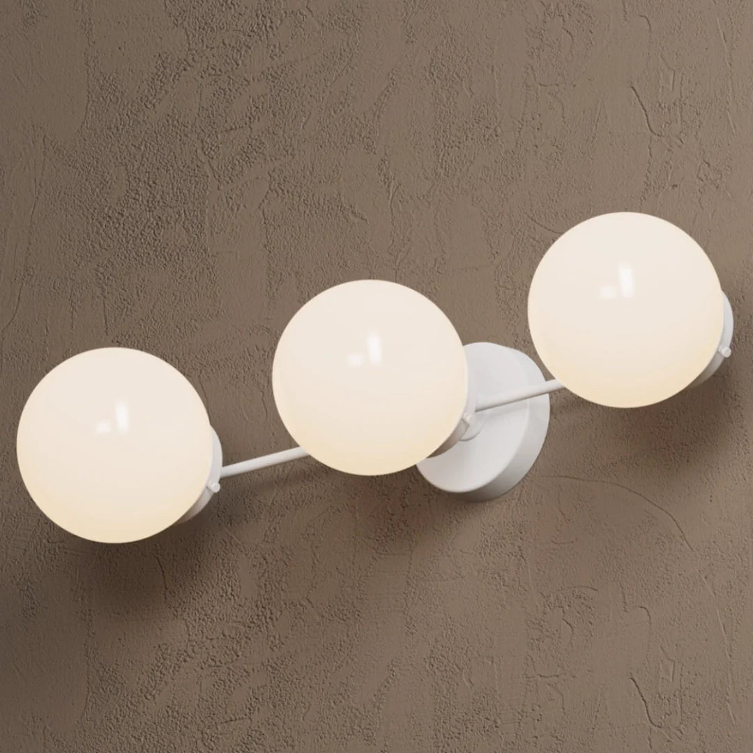 Wandlamp Modern met Drie Glazen Bollen en Metalen Frame