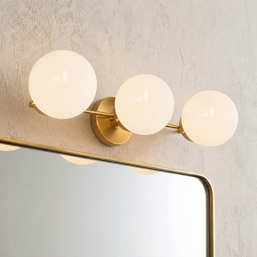 Wandlamp Modern met Drie Glazen Bollen en Metalen Frame