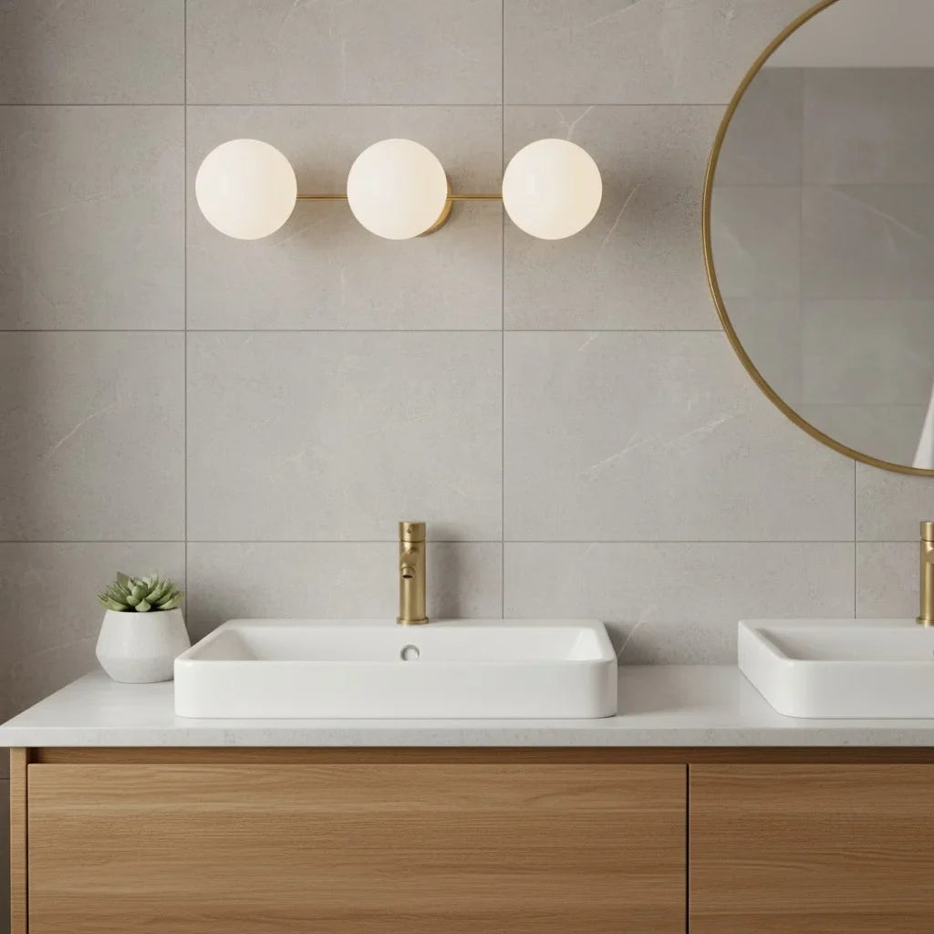 Wandlamp Modern met Drie Glazen Bollen en Metalen Frame