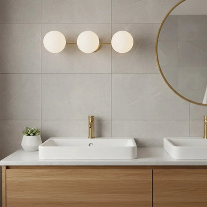Wandlamp Modern met Drie Glazen Bollen en Metalen Frame