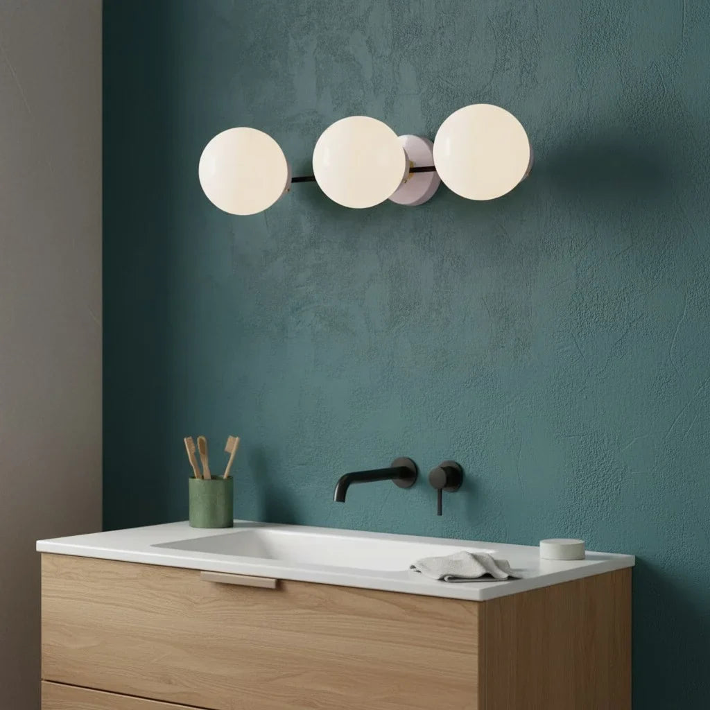 Wandlamp Modern met Drie Glazen Bollen en Metalen Frame