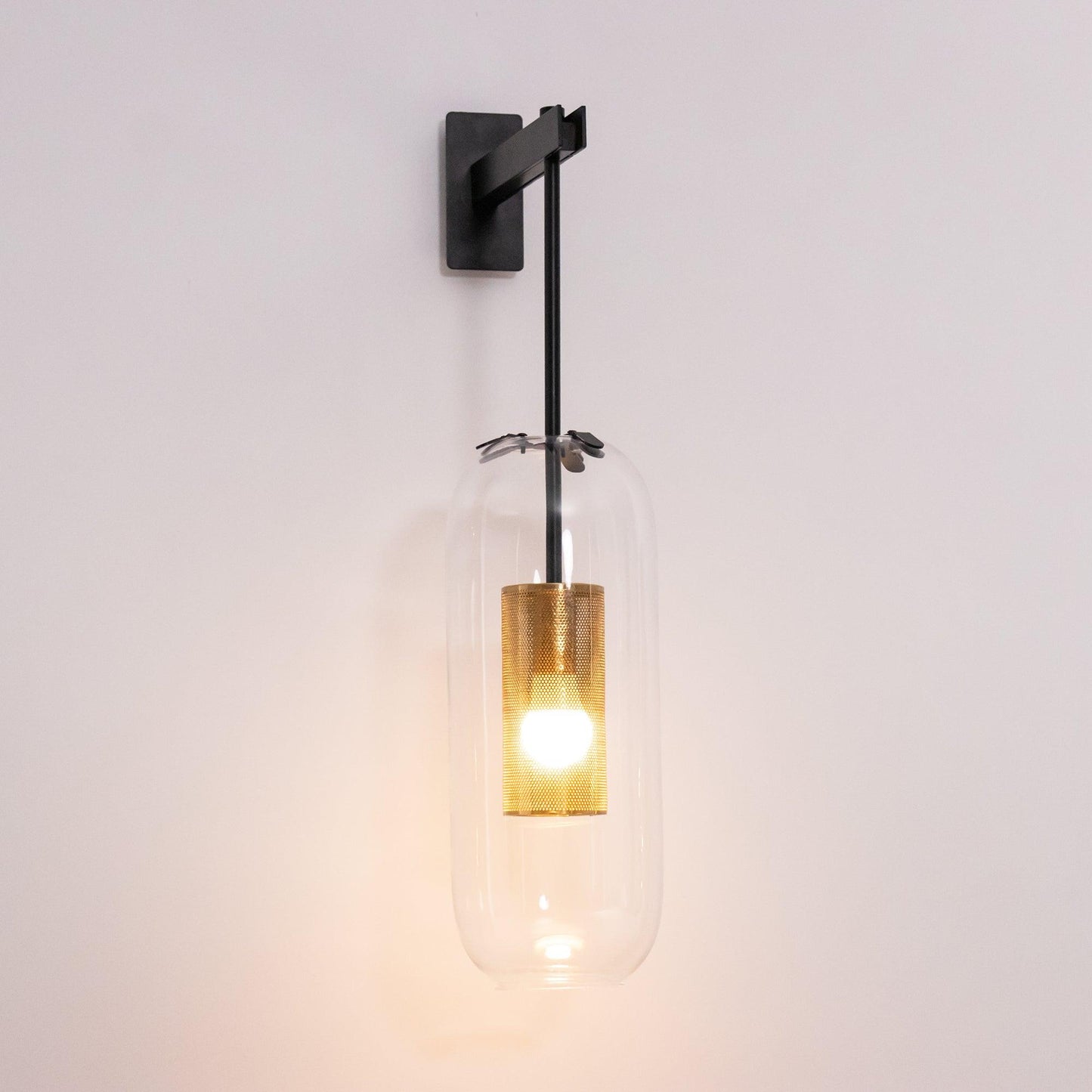 Wandlamp Modern met Glazen Kap en Geperforeerde Metalen Kooi